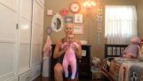 Mãe e bebê fazendo ginástica