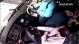 Autista di autobus rubando mobili da passeggero