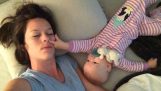 Egy anya próbál aludni a baba
