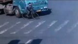Cyklist sparer mirakel under hjul trailer