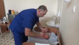 Russisch orthopedische onderzoekt een baby