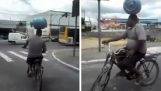 Ciclist transportă gaz sticla în cap