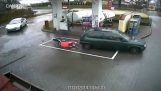 Dzielny pracownik na stacji benzynowej