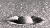 O impacto das chuvas sobre a areia em câmera lenta