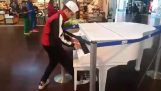 Mooie piano interpretatie op de luchthaven