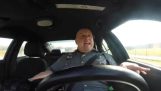 Ένας αστυνομικός τραγουδά και χορεύει το “Shake It Off” καθώς οδηγεί