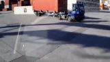 피레우스 항구에서에서 트럭에 떨어지는 컨테이너