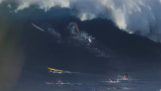 En kæmpe bølge “Svalerne” surfere