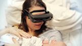 Een blinde moeder ziet voor het eerst haar baby