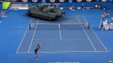 Ο Νόβακ Τζόκοβιτς παίζει τένις εναντίον ενός τανκ