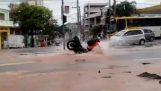 Μοτοσικλετιστής πέφτει μέσα σε τεράστια λακκούβα
