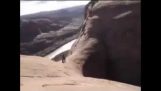 Gekke fietser rijdt rond cliff