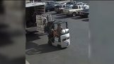 Um homem em uma empilhadeira salvo barril de cerveja