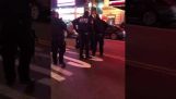 메르세데스 AMG는 타임스 스퀘어 (Times Square)에서 경찰을 통해 실행하려고 시도합니다