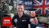 Tim Peake ukazuje gyroskop – BBC novinky
