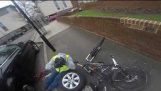 Pyöräilijä törmää mies koko video. mitä F *** teet