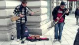 Straßenmusiker mit unglaublichen handgefertigte Gitarren