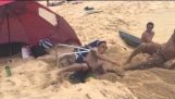 Jongens Prank slapen vriend op strand