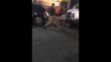 Killen bråkar med utbildade MMA fighter i Boston Chinatown
