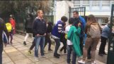 그리스어 학생들이 학교에서 난민의 따뜻한 환영