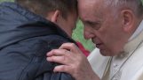 Papa Francis consolează un băiat care a întrebat dacă tatăl său nu crede în Cer