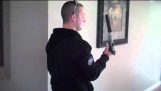 Skytte undertryckta handeldvapen i ett hus