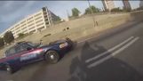 A polícia pedir motociclista por um Wheelie então vira luzes acesas!