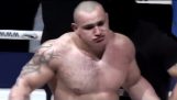 19 Inconspicuous ans contre Goliath dans le ring MMA