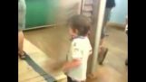 طفل يحصل ضرب بواسطة باب ريميكس