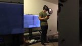 Моят приятел се опита VR за първи път снощи. Озовал със счупен телевизор