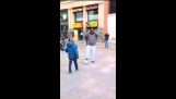 Cristiano Ronaldo overrasker barn på en Madrids street