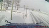 Semi Lost Control su una strada coperta di neve