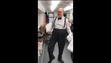 Gary Oldman ako Winston Churchill tanec ako James Brown