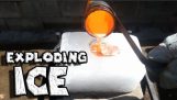 Coulage du cuivre en fusion sur la glace qui explose de glace