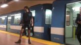 Man met SUPER menselijke kracht PROBEERT EN PUSH treinhalte