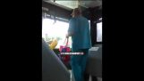 Conductor del autobús noquea racista Hombre Blanco para llamar él el N-Word & Escupir en la cara