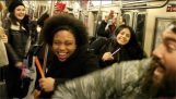 งานเต้นรำ dj ของรถไฟใต้ดินนิวยอร์ค