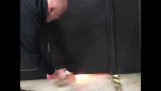 Hlúpy žart Guy nastaví jeho kamarát na oheň pri použití v kúpeľni