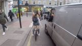 Ποδηλάτισσα που παρενοχλείται από οδηγό, παίρνει εκδίκηση