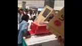 Yesterday in Abu Dhabi.. 30 Minutes Offer.. Everything For Free.. In “Lulu Mall “