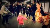 Taniec dziewczyna w stacji metra