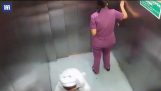 Madre de momento dramático da a luz en el ascensor del hospital