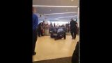 警察通过TSA安全15年5月20日突破后的LAX TASED人
