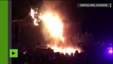 거대한 화재가 바르셀로나에서 투모로우 축제의 현장을 맹위
