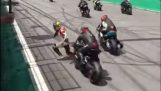 Мотоциклист падает на старте гонки