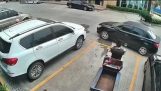 Ein Dreiradhändler war auf einem Parkplatz eingesperrt