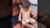 Ένα μωρό μιμείται τον μπαμπά του