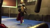Kleines Mädchen bewirkt, dass ein Athlet des Kickboxen