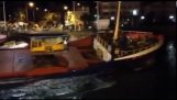 Πρόσκρουση πλοίου σε γέφυρα στην Εύβοια