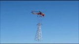 Ελικόπτερο μεταφέρει και τοποθετεί ένα πυλώνα υψηλής τάσης